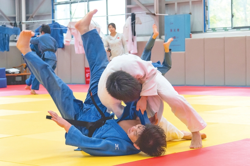 ����У���ѵ���ݣ��˶�Ա����ʵս�Կ���������ϰ������Ͷ��ˤ����