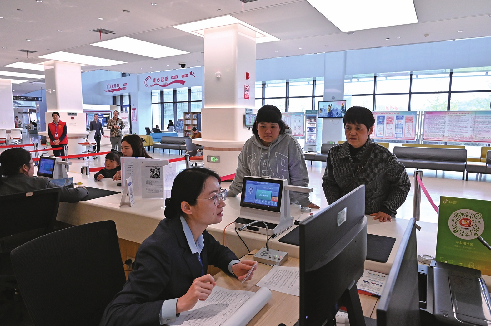 ������Ա����ΪȺ�ڰ����籣ҵ��