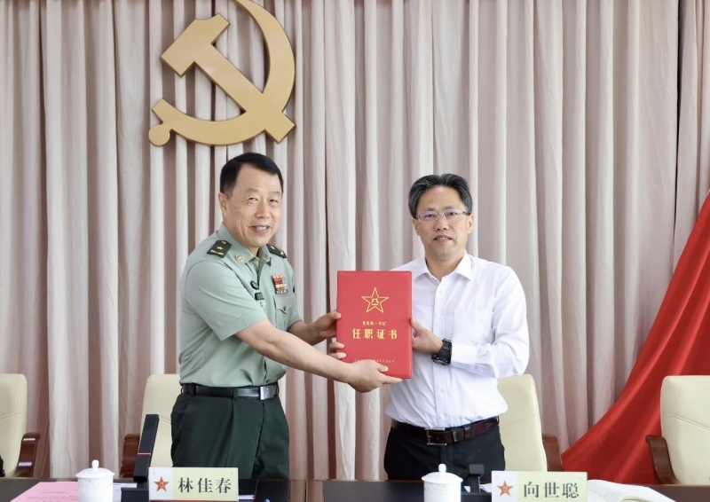 省军区司令员林佳春宣读益阳军分区党委第一书记任职通知,并颁发任职证书。