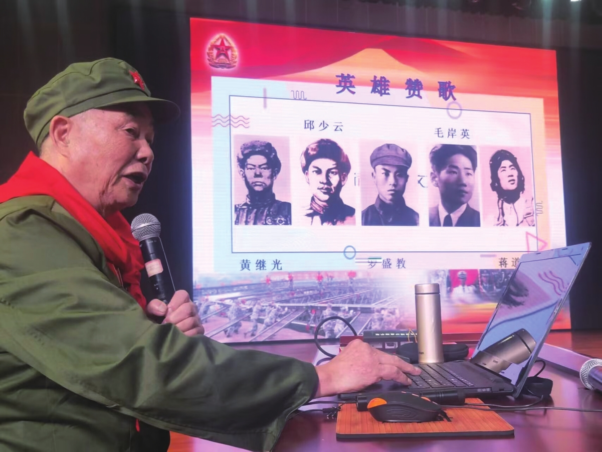 每一次红色宣讲,李仲国老人都激情饱满。