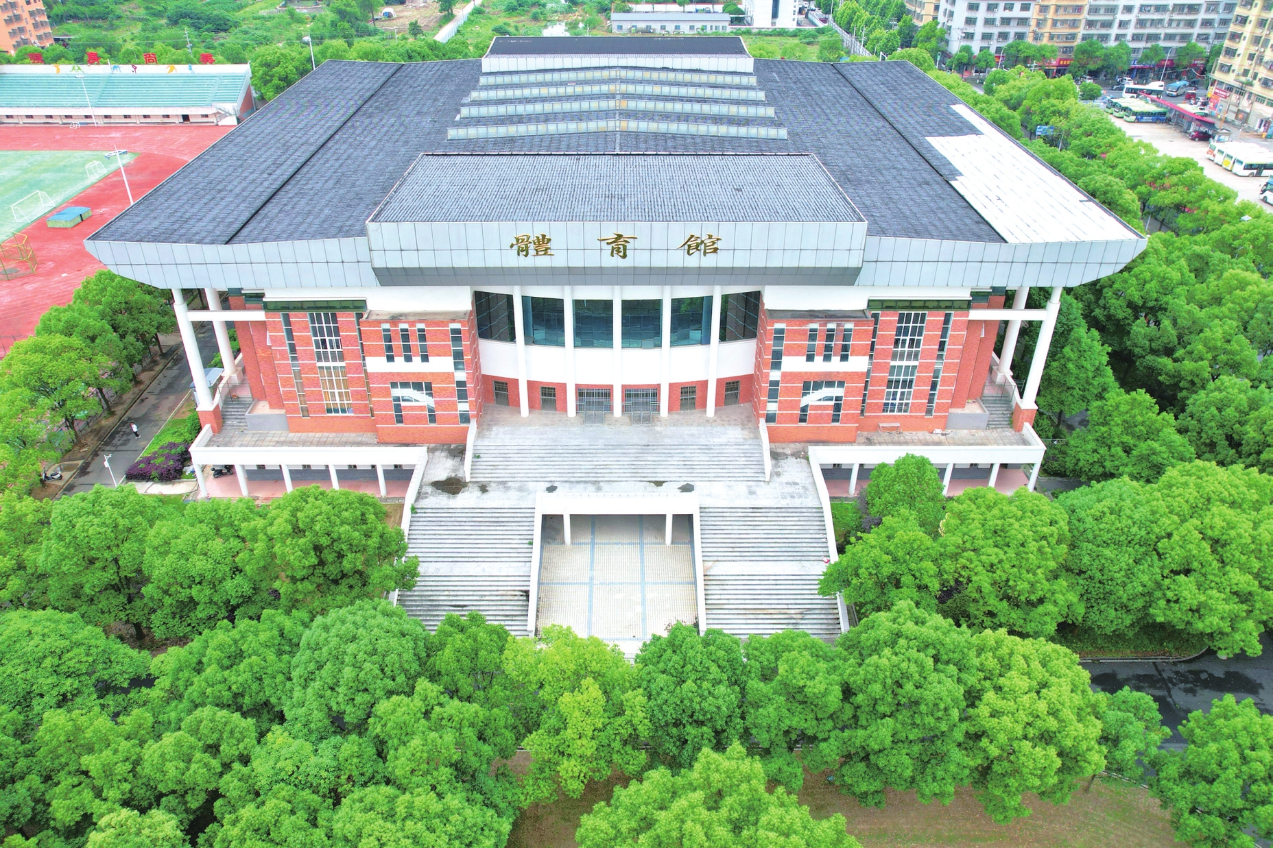 南县一中体育馆全貌。