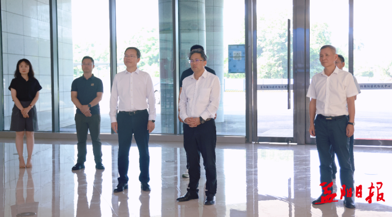 市委书记向世聪在朝阳保税物流中心查看项目建设工作情况。