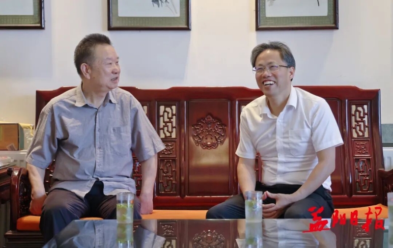 市委书记向世聪与老同志亲切交谈。