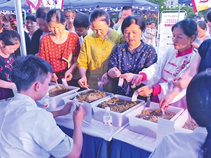 市民体验中医药香囊制作。