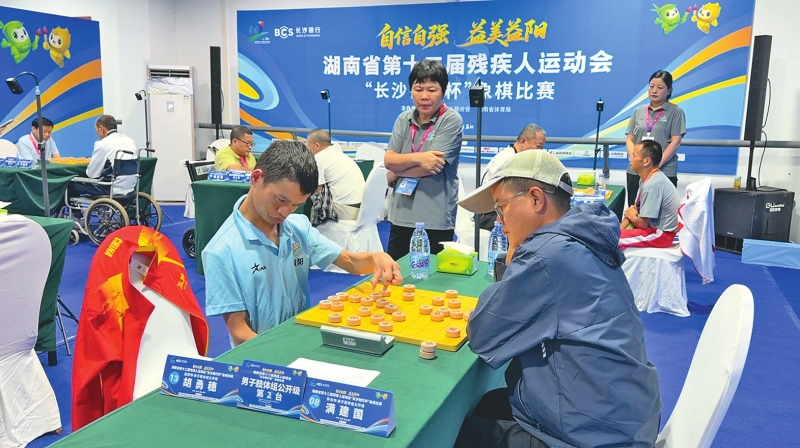 棋手凝神思索,从容对弈。