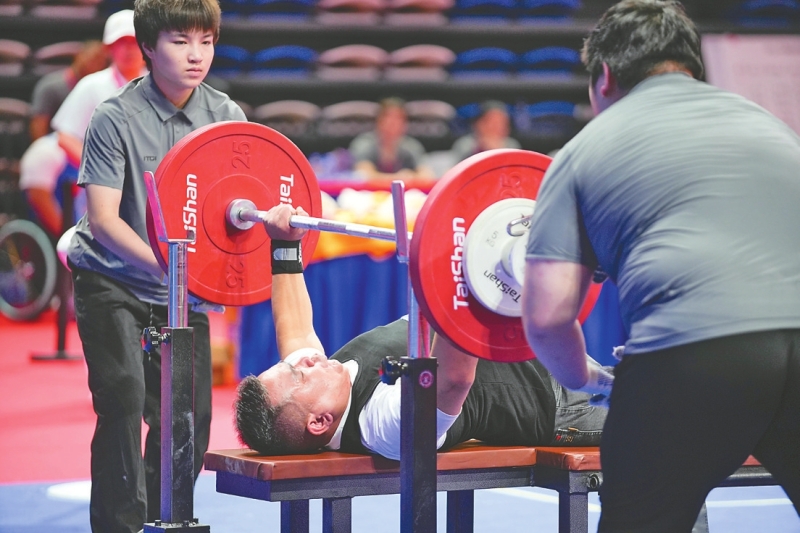 男子举重比赛。