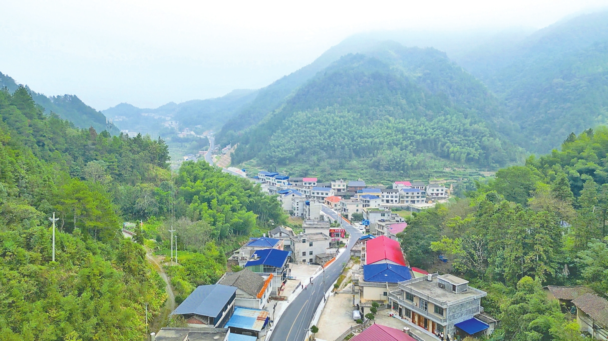 公路通车,有效改善区域路网通行条件。