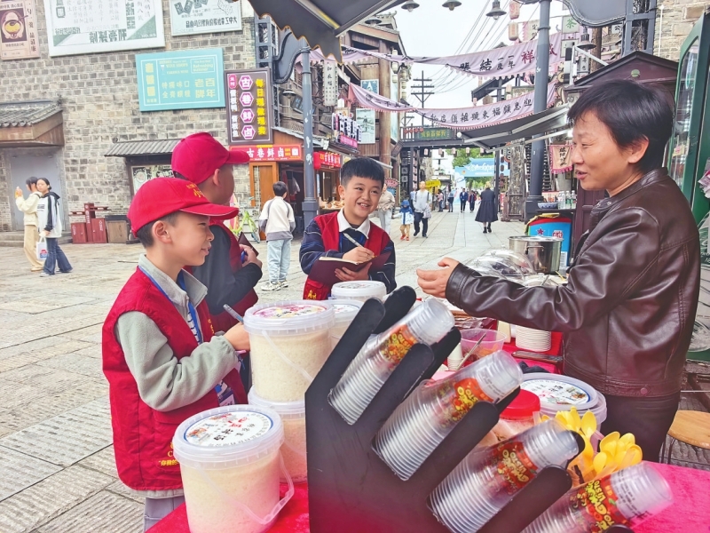 小记者们忙着采访甜酒店的老板。