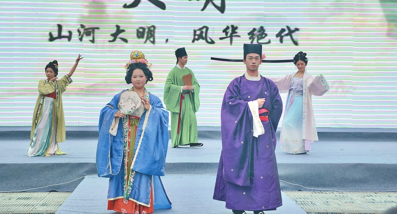 国风及华服爱好者展示华服。