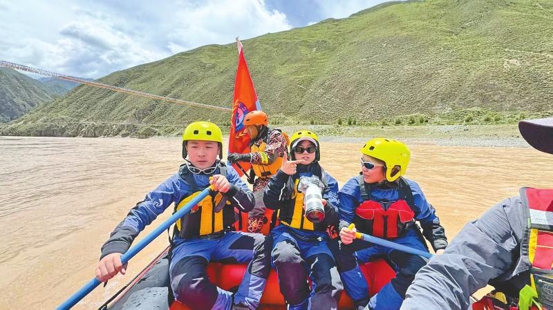 江河漂流,程墨(左一)勇毅前行。