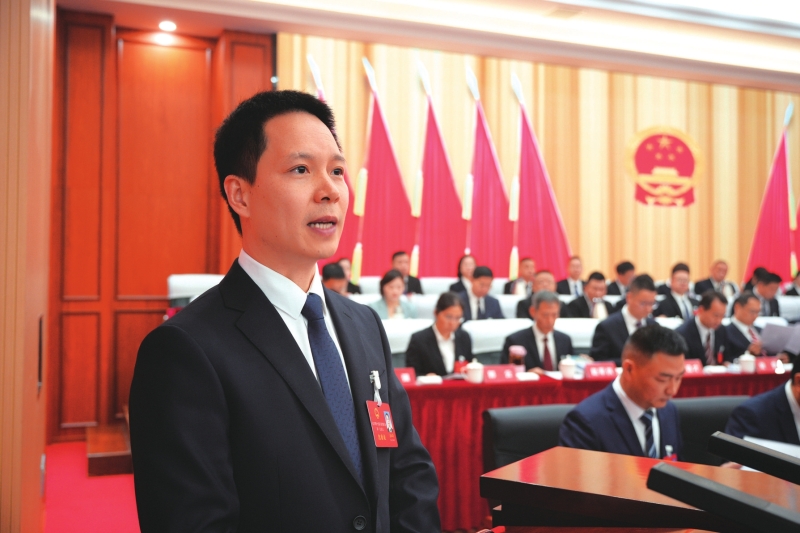 廖江华同志作政府工作报告。