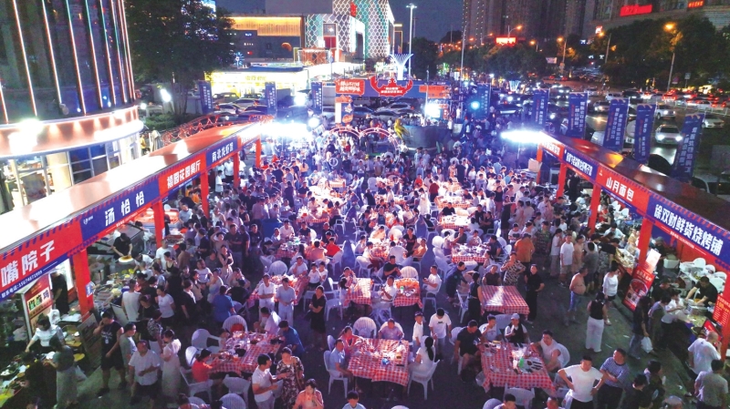万达海洋城商圈夜间消费火爆。