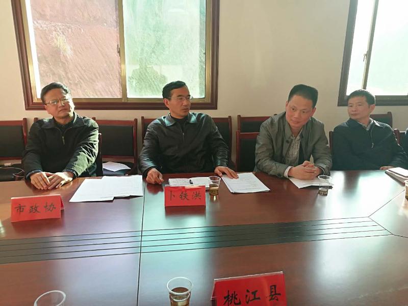 �����鸱��ϯ�Է�ƶ�������Ҫ��